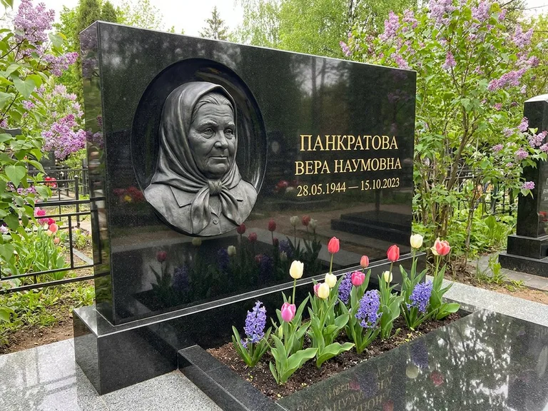 Памятник с барельефом — выполненная работа 26 в Казани