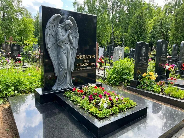 Памятник с барельефом — выполненная работа 31 в Казани