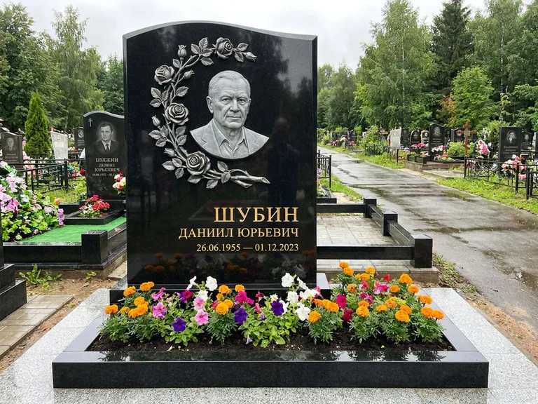 Памятник с барельефом — выполненная работа 34 в Казани