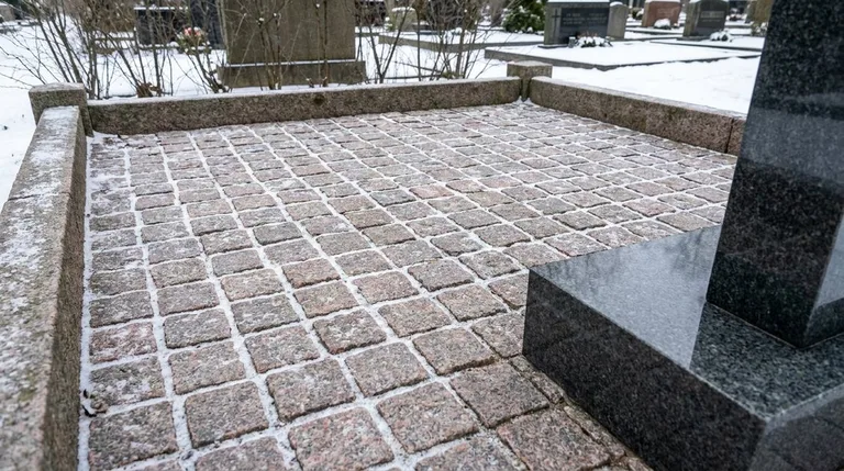 Мощение участка серой гранитной плиткой с цоколем, образец ПМ004 в Казани