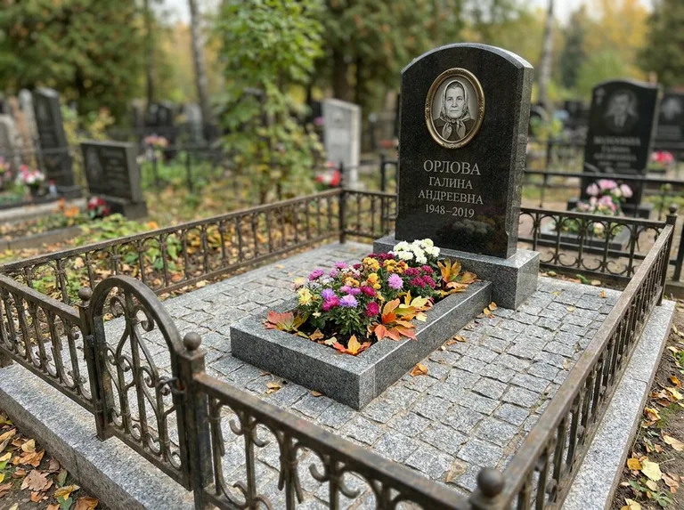Благоустроенное захоронение с гранитной плиткой, оградой и цветником в Казани