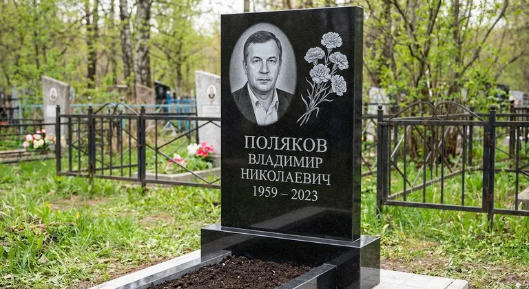 Памятник с гравировкой гвоздик — выполненная работа «Поляков» в Казани