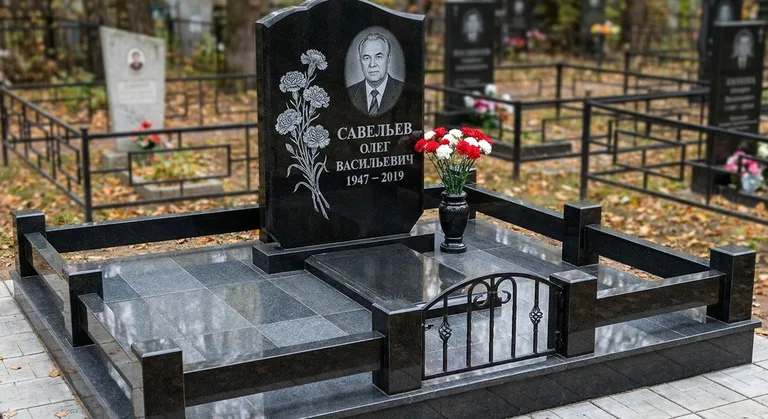 Памятник с гравировкой гвоздик — выполненная работа «Савельев» в Казани