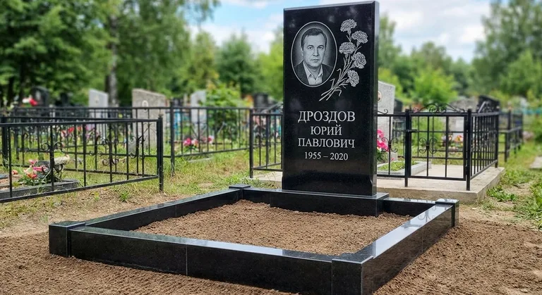 Памятник с гравировкой гвоздик — выполненная работа «Дроздов» в Казани