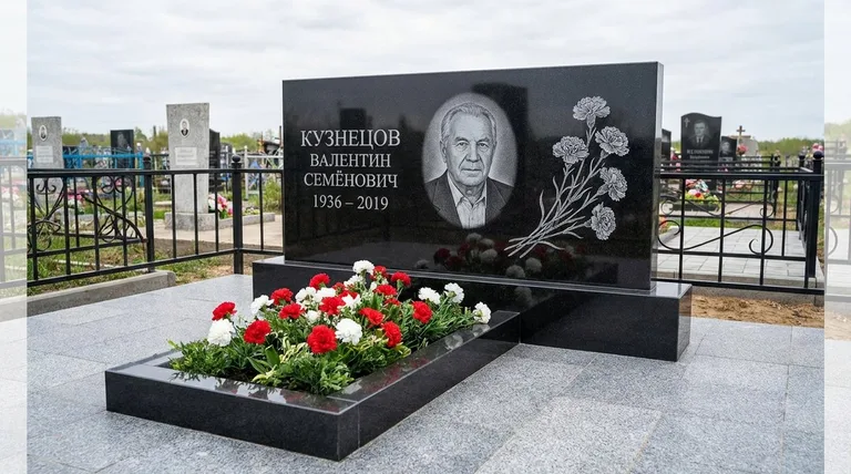 Памятник с гравировкой гвоздик — выполненная работа «Кузнецов» в Казани
