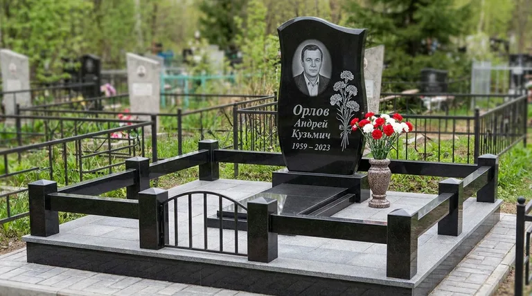 Памятник с гравировкой гвоздик — выполненная работа «Орлов» в Казани