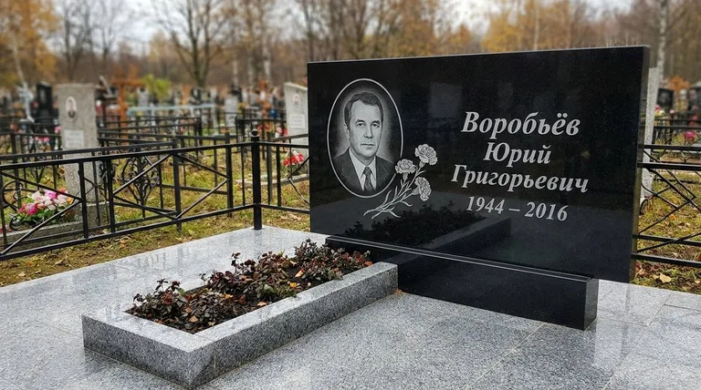 Памятник с гравировкой гвоздик — выполненная работа «Воробьёв» в Казани