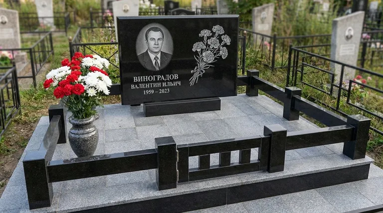 Памятник с гравировкой гвоздик — выполненная работа «Виноградов» в Казани