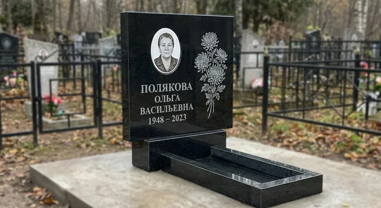 Памятник с гравировкой хризантем — выполненная работа «Полякова» в Казани