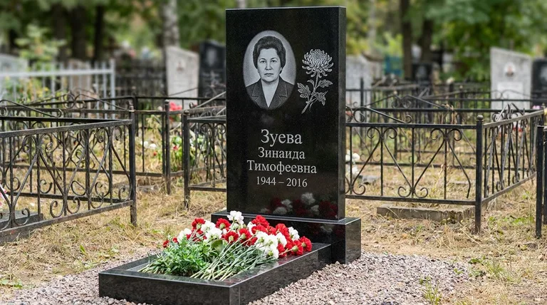 Памятник с гравировкой хризантем — выполненная работа «Зуева» в Казани