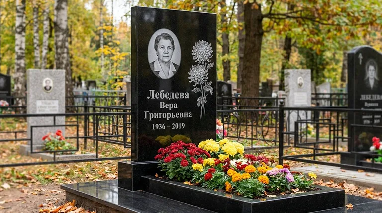 Памятник с гравировкой хризантем — выполненная работа «Лебедева» в Казани