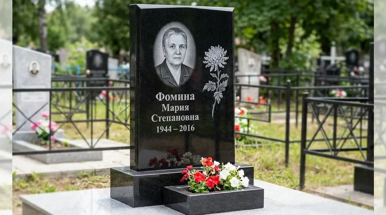 Памятник с гравировкой хризантем — выполненная работа «Фомина» в Казани