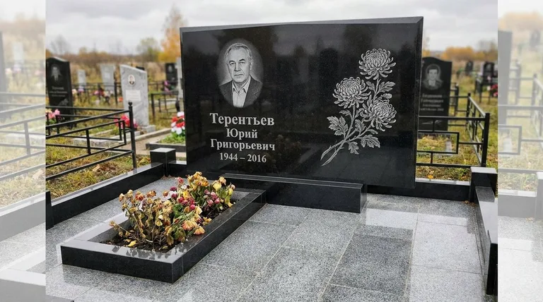 Памятник с гравировкой хризантем — выполненная работа «Терентьев» в Казани