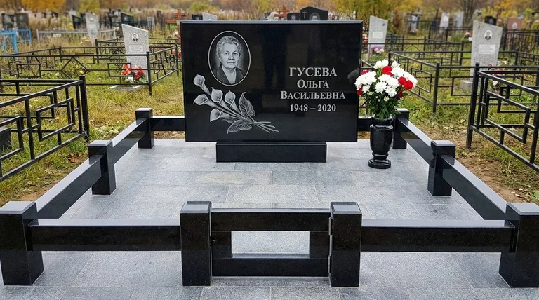 Памятник с гравировкой калл — выполненная работа «Гусева» в Казани