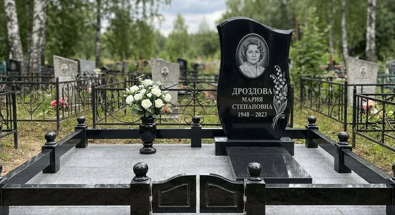 Памятник с гравировкой ландышей — выполненная работа «Дроздова» в Казани