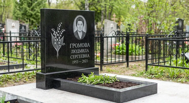 Памятник с гравировкой ландышей — выполненная работа «Громова» в Казани