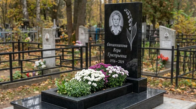 Памятник с гравировкой ландышей — выполненная работа «Овчинникова» в Казани