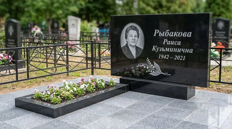 Памятник с гравировкой ландышей — выполненная работа «Рыбакова» в Казани