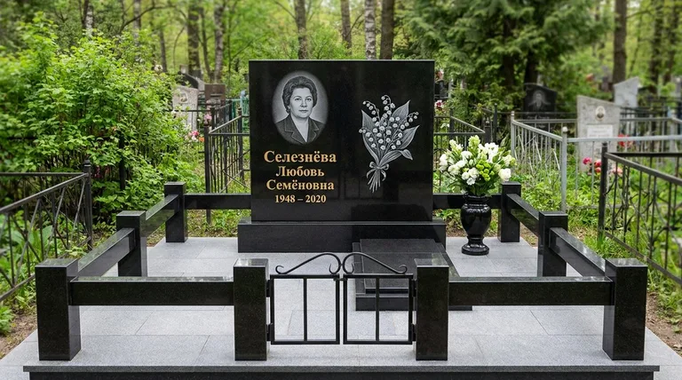 Памятник с гравировкой ландышей — выполненная работа «Селезнёва» в Казани