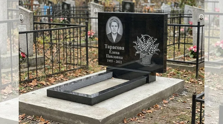 Памятник с гравировкой ландышей — выполненная работа «Тарасова» в Казани