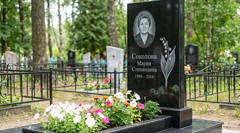 Памятник с гравировкой ландышей — выполненная работа «Соколова» в Казани