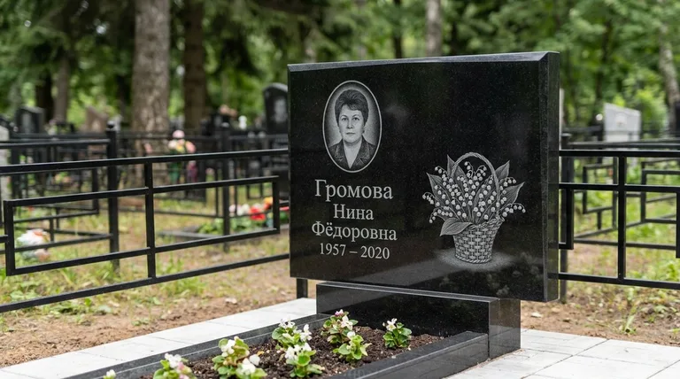 Памятник с гравировкой ландышей — выполненная работа «Громова» в Казани