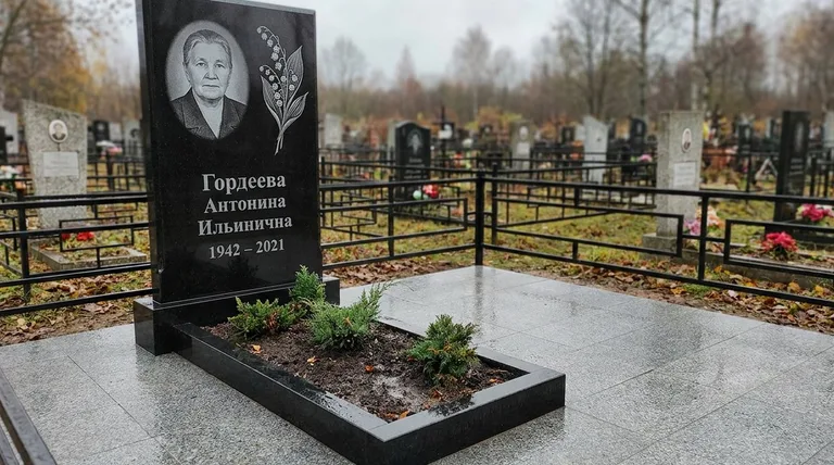 Памятник с гравировкой ландышей — выполненная работа «Гордеева» в Казани