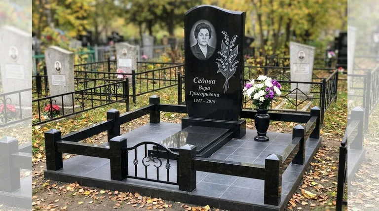 Памятник с гравировкой ландышей — выполненная работа «Седова» в Казани