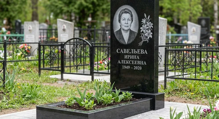 Памятник с гравировкой лилий — выполненная работа «Савельева» в Казани