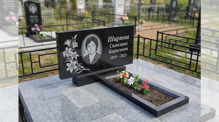 Памятник с гравировкой лилий — выполненная работа «Ширяева» в Казани