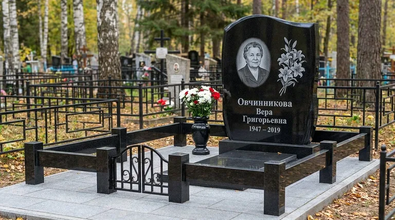 Памятник с гравировкой лилий — выполненная работа «Овчинникова» в Казани