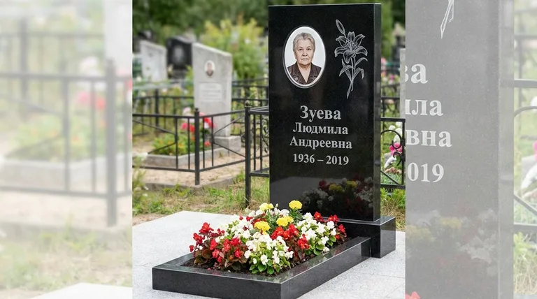 Памятник с гравировкой лилий — выполненная работа «Зуева» в Казани