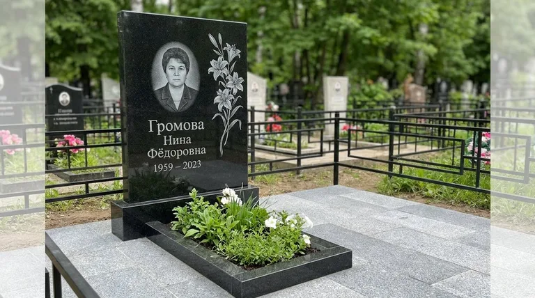 Памятник с гравировкой лилий — выполненная работа «Громова» в Казани