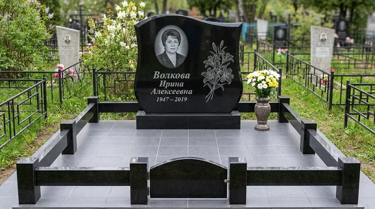 Памятник с гравировкой лилий — выполненная работа «Волкова» в Казани