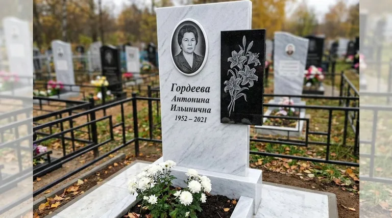 Памятник с гравировкой лилий — выполненная работа «Гордеева» в Казани