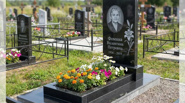 Памятник с гравировкой лилий — выполненная работа «Фомина» в Казани