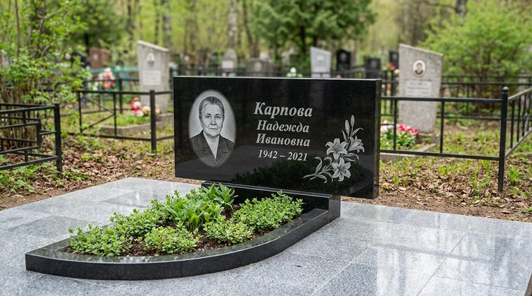 Памятник с гравировкой лилий — выполненная работа «Карпова» в Казани