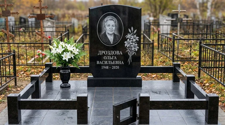 Памятник с гравировкой лилий — выполненная работа «Дроздова» в Казани