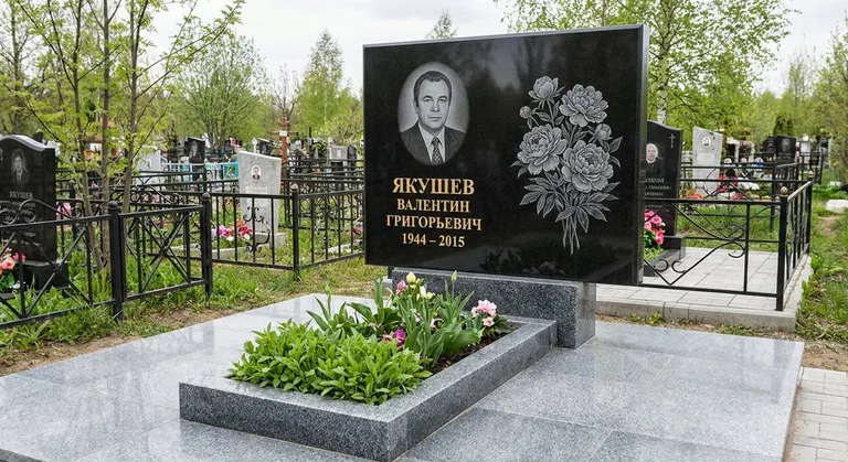 Памятник с гравировкой пионов — выполненная работа «Якушев» в Казани