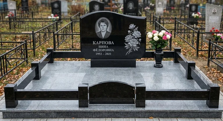 Памятник с гравировкой пионов — выполненная работа «Карпова» в Казани