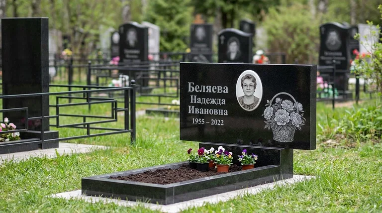 Памятник с гравировкой пионов — выполненная работа «Беляева» в Казани