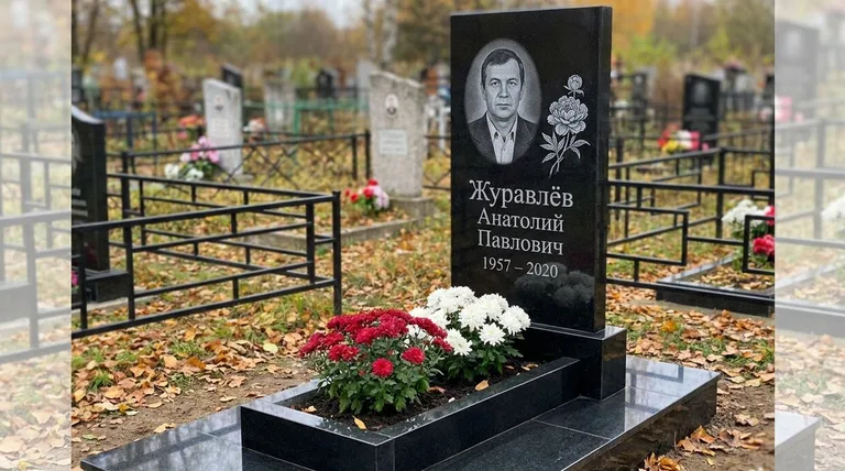 Памятник с гравировкой пионов — выполненная работа «Журавлёв» в Казани