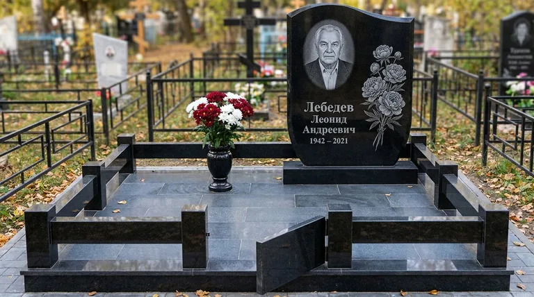 Памятник с гравировкой пионов — выполненная работа «Лебедев» в Казани