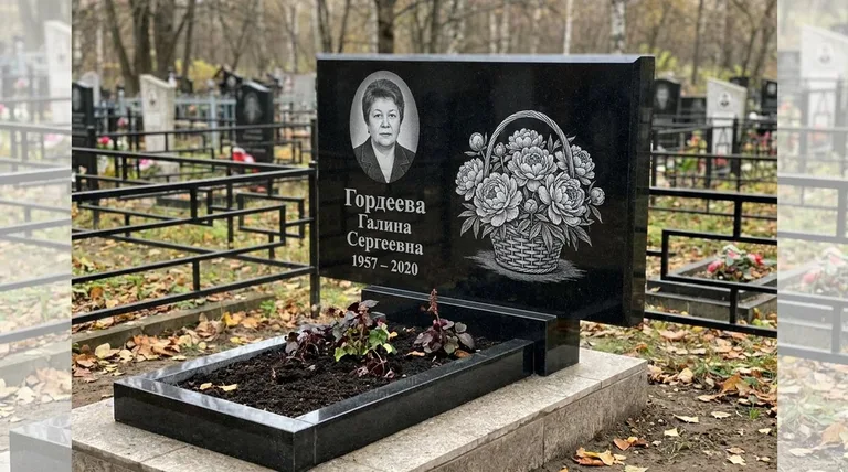 Памятник с гравировкой пионов — выполненная работа «Гордеева» в Казани
