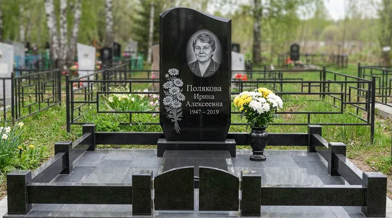 Памятник с гравировкой ромашек — выполненная работа «Полякова» в Казани
