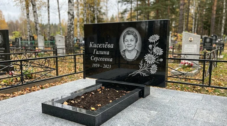 Памятник с гравировкой ромашек — выполненная работа «Киселёва» в Казани