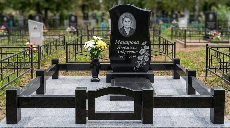 Памятник с гравировкой ромашек — выполненная работа «Макарова» в Казани
