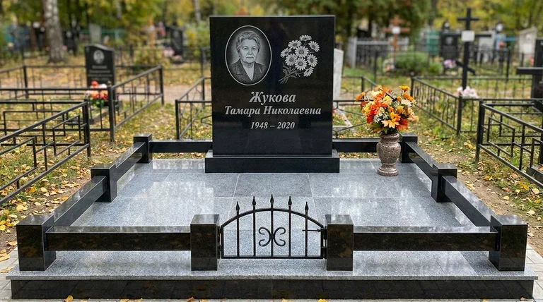 Памятник с гравировкой ромашек — выполненная работа «Жукова» в Казани