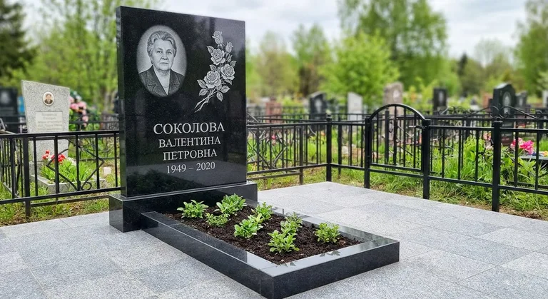 Памятник с гравировкой роз — выполненная работа «Соколова» в Казани
