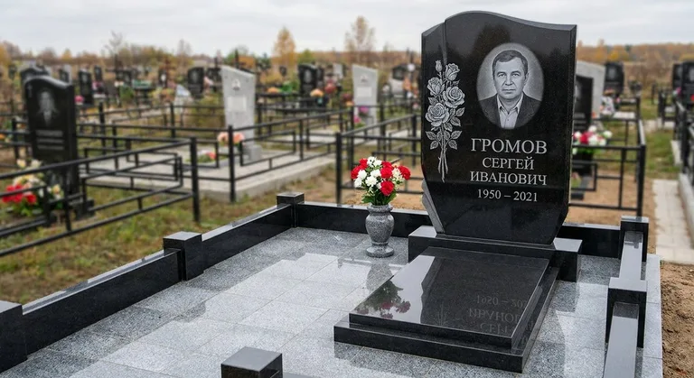 Памятник с гравировкой роз — выполненная работа «Громов» в Казани